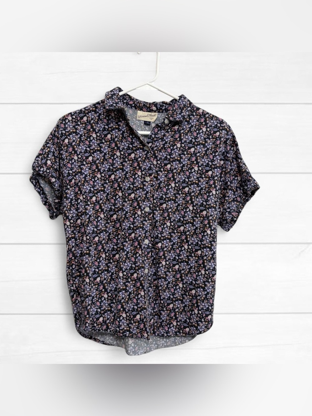Universal Thread Women’s Blue Floral Short-Sleeve Button-Down Shirt
